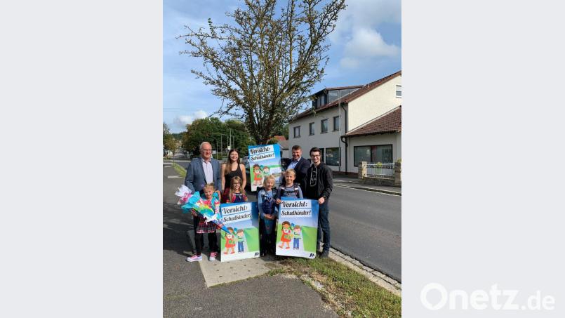 Raigeringer Schüler stellen gemeinsam mit Befürwortern der Aktion die Plakate der Jungen Union aus dem Stadtteil vor. Bild: Maria Müller