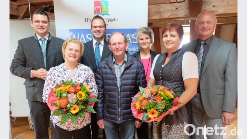 Landrat Thomas Ebeling (links) ehrte das Ehepaar Hanna und Johann Bruckschlegel/Mossendorf sowie Christine Scherr (vorne von links) für die erfolgreiche Klassifizierung ihrer Ferienwohnungen. Die guten Ergebnisse würdigten auch (hinten von links) Touristenbeauftragter der Stadt Burglengenfeld, Wolfgang Weiß, Alexandra Beier und Bürgermeister Walter Schauer/Thanstein (rechts). Bild: ohr