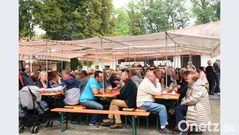 Wohl dem, der einen Platz unter den als Sonnenschutz gedachten Schirmen bekam. Bild: bey