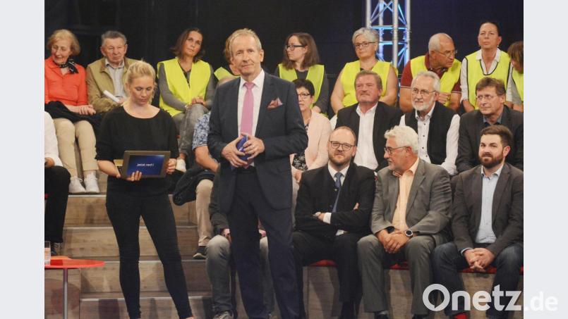 Die Moderatoren Franziska Eder und Tilman Schöberl nehmen gute Eindrücke aus der Stadthalle Neustadt mit. Bild: Gabi Schönberger