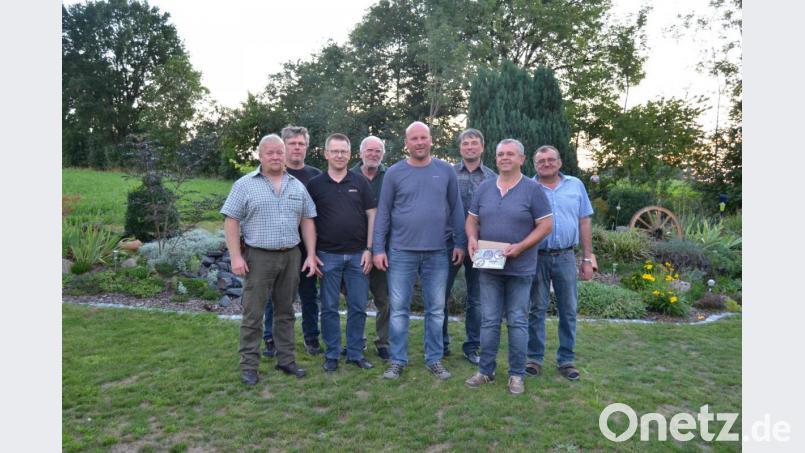 Bei einem Abschiedsabend ehren Jagdgenossenschaft und Jagdpächter der Jagdgenossenschaft Tremmersdorf den langjährigen Jagdvorsteher Thomas Gmelch (Zweiter von rechts). Thomas Walter (von links), Martin Rodler, Mario Gittler, Alfred Petraczeck, Jagdvorsteher Martin Wiesend, Schatzmeister Peter Hösl und zweiter Vorsitzender Rudolf Henfling gratulieren. Bild: do