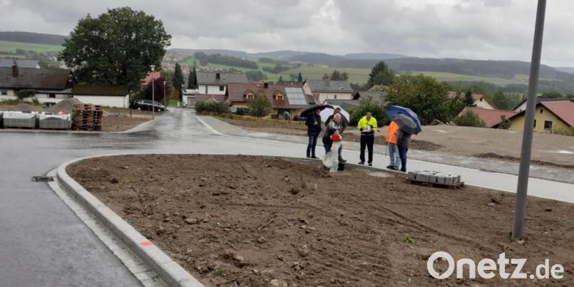 Die Abnahme der Erschließungsarbeiten im neuen Teunzer Baugebiet „Am Waldfrieden-Leinhartl“ erfolgte bei strömenden Regen. Bild: exb