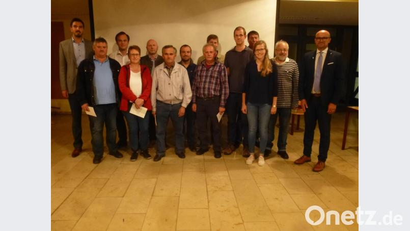 Bürgermeister Maximilian Beer, sein Stellvertreter Alfred Wolfsteiner (von rechts) sowie Martin Stahr vom Amt für ländliche Entwicklung (links) klärten den Vorstand der Teilnehmergemeinschaft Denglarn über seine wichtigen Pflichten auf. Bild: mad