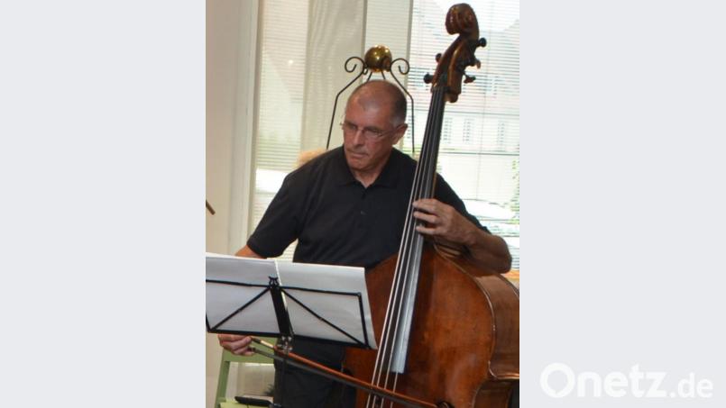 Albert Sommer mit seinem Kontrabass in Aktion. Bild: dob