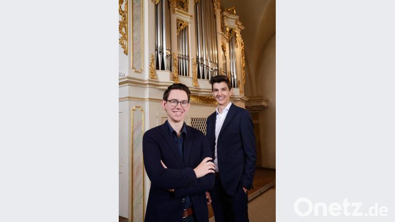 David Kirschsieper (links) und Markus Mathy zeigen an der Orgel, was „die Königin der Instrumente“ so hergibt. Bild: exb/Harald Kraus