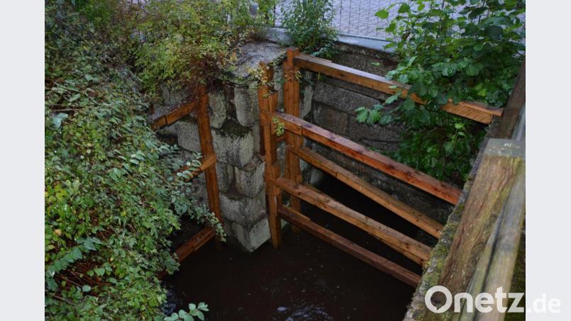 Der Zahn der Zeit hat am Kornmühlbach-Durchlass in Königshütte genagt. Zur Notsicherung dienen derzeit lediglich Holzstützen, weitere Schutzmaßnahmen sollen nun folgen. Der Leonberger Gemeinderat ist sich einig, dass schnell eine dauerhafte Lösung gefunden werden muss. Bild: jr