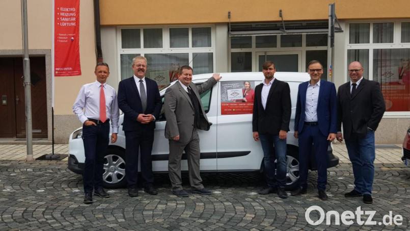 In der früheren Bürger-Info am Johannisplatz in Waldsassen ist jetzt eine Jobagentur eröffnet worden (von links): Fuhrparkleiter Christian Walter, Prokurist Klaus Fachet, Geschäftsführer Jürgen Schneider, der Waldsassener Niederlassungsleiter Jan Hosek, Bürgermeister Bernd Sommer und Prokurist Reinhold Beyerlein. Bild: exb