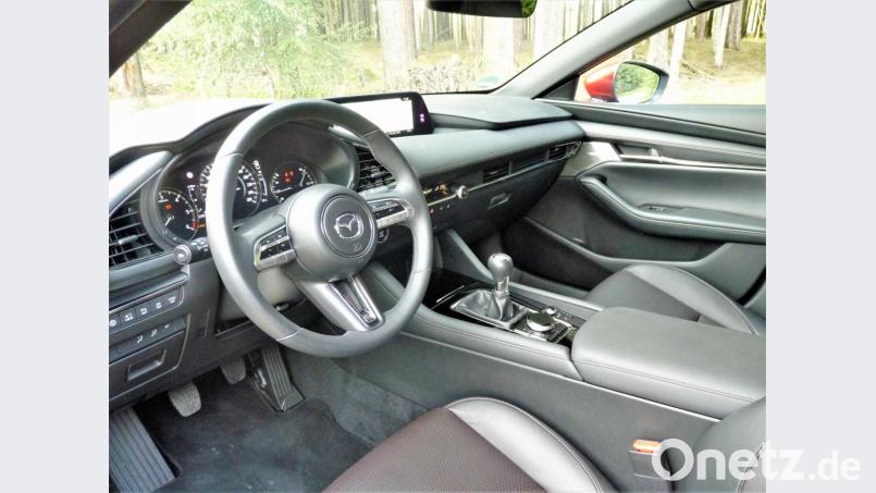 Ausreichend Platz auch für lange Lulatsche bietet der Arbeitsplatz für Fahrer und Co-Pilot. Über das Lenkrad lassen sich vielfältige Funktionen bedienen. Bild: bz