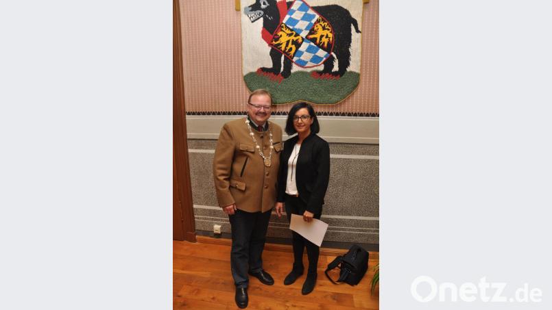 Bei der Stadtratssitzung in Bärnau konnte Bürgermeister Alfred Stier wieder eine Frau im Gremium willkommen heißen. Nachdem Roland Heldwein nach der Beförderung zum Leiter der Polizeiinspektion Waldsassen sein Amt zur Verfügung gestellt hatte, rückte Alexandra Relvao Morgado (49) in die CSU-Fraktion im Stadtrat nach. Sie wird auch im Bau- und Werkausschuss, dem Finanzausschuss und dem Rechnungsprüfungsausschuss als Stellvertreterin mitwirken. Bei der Sitzung nahm Bürgermeister Alfred Stier die Vereidigung vor. Bild: ws