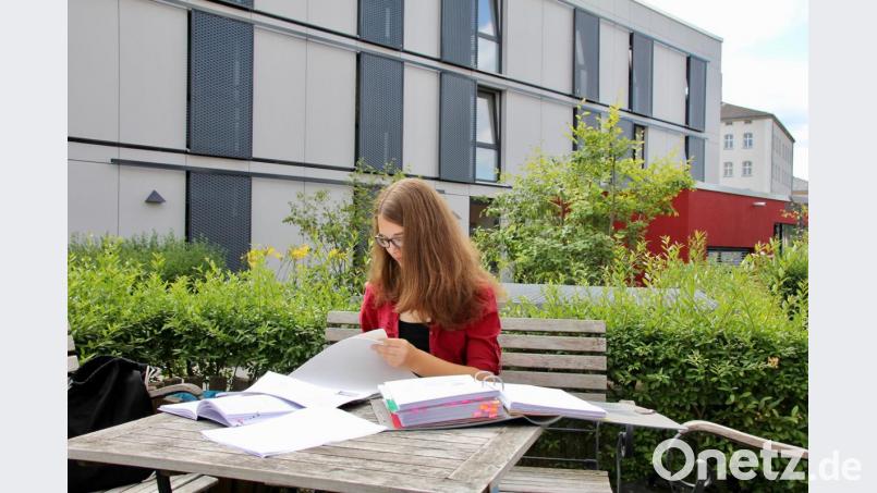 Eine Studentin vor der Wohnanlage „Am Eisberg“ in Amberg. Hier liegen die Preise für eine Studentenwohnung zwischen 236 und 291 Euro – das ist weniger als die Hälfte im Vergleich zu München. Bild: Wiesel/OTH Amberg-Weiden