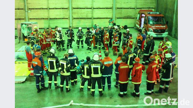 Die Feuerwehrleute aus Floß und Neustadt bei der Abschlussbesprechung. Bild: exb/Freiwillige Feuerwehr Neustadt an der Waldnaab
