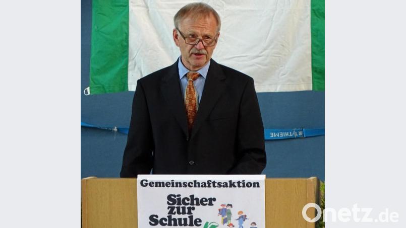 „App-Lenkung. Bitte nicht!“ Dieses Motto zum Verzicht auf Handys im Straßenverkehr gibt Ortsverkehrswachtvorsitzender Heinz Kumpf vor. Bild: Dobmeier