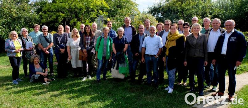 Kreisvorsitzender und stellvertretender Landrat Albert Nickl (rechts) und 3. Bürgermeisterin und Ortsvorsitzende Rita Rosner (links) erfüllten gerne die dankbare Aufgabe der Begrüßung der Gäste aus dem Schwabenland, die sich im Rahmen einer Lehrfahrt im Flosser Kreislehrgarten umschauten, beeindruckt waren und viele Anregungen mit nach Hause nehmen konnten. Bild: le