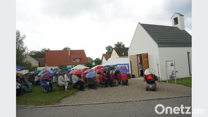 Viele waren vorbereitet auf den ankündigten Regen und auch der Kapellenverien hatte vorsorglich Zelte aufgestellt. Bild: nib