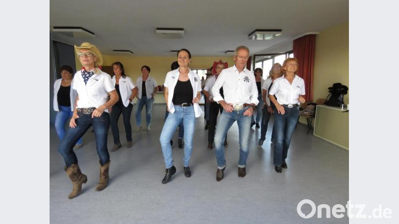 Die erfahrenen Linedancer machen auf dem Parkett eine ziemlich gute Figur. Bild: ubb