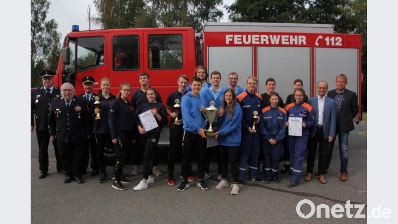 Die drei top-platzierten Jugendfeuerwehren beim 14. Werner-Baier-Gedächtnismarsch: Die Jugendfeuerwehr aus dem fränkischen Vordorf, der Sieger aus Guttenberg und die Drittplatzierten aus Löschwitz/Kaibitz (von links) mit Ausbildern, Verantwortlichen und Ehrengästen. Bild: kro