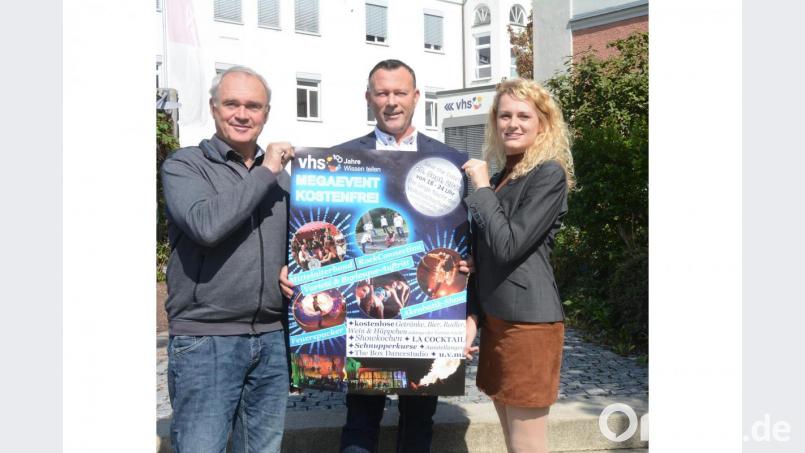Pädagogischer Leiter Leo Dietrich, Geschäftsführer Stefan Frischholz und die Leiterin der Marketingabteilung, Annette Suttner, präsentieren das Plakat zur &quot;Langen Nacht&quot; der Volkshochschule am 20. September. Bild: Gabi Schönberger