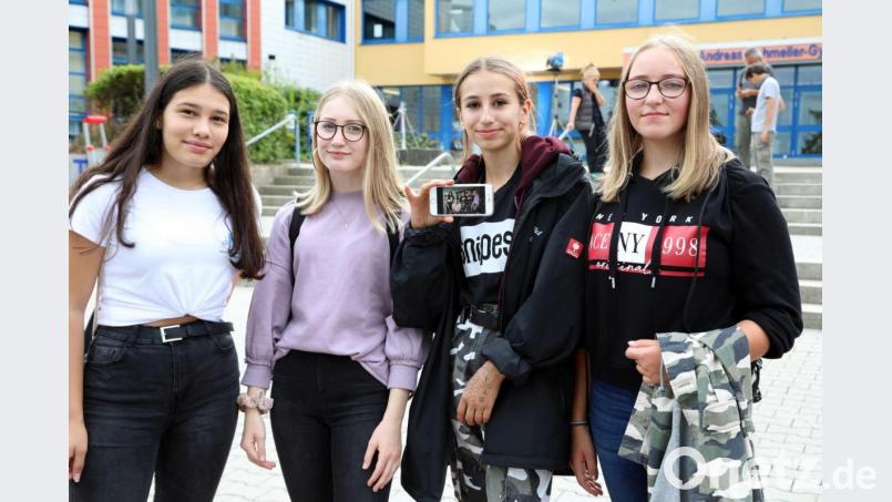 Diese Realschülerinnen sind stolz auf das Selfie, das sie mit Schauspielstar Til Schweiger ergattern konnten (von links): Eva Wittmann (13, aus Stulln), Anna Baumer (14, aus Wölsendorf ), Laura Piehler (14, aus Schwarzenfeld) und Selina Piehler (14, aus Kemnath am Buchberg). Bild: Gerhard Götz