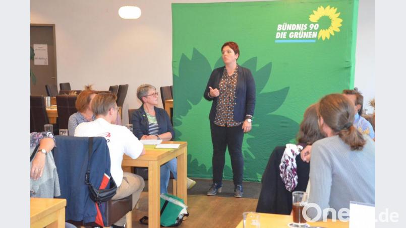 Ausführlich erläutert Anna Toman den Mitgliedern die Gründe für die Kandidatur und ihre Ziele. Bild: Benkhardt