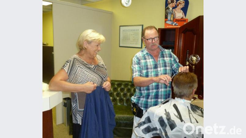 Alles hat einmal ein Ende. Monika und Anton Baumgärtner nehmen Abschied von ihrem Friseursalon, den sie vor genau 40 Jahren eröffnet haben. Bild: Portner