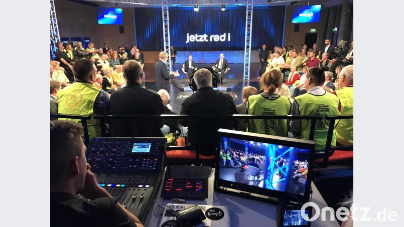 Eine Art Amphitheater hatte der Bayerische Rundfunk als Kulisse seiner beliebtesten Diskussionssendung in der Stadthalle Neustadt aufgebaut. Darin konfrontiert Moderator Tilman Schöberl (stehend) die Landespolitiker Martin Hagen und Hubert Aiwanger mit Bürgerargumenten zum umstrittenen Bau der Stromtrasse Süd-Ost-Link. Bild: Gabi Schönberger