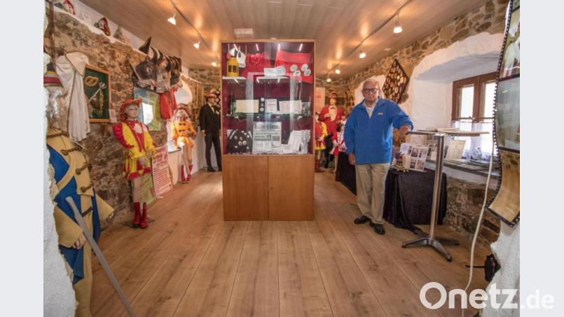 Auf nur 30 Quadratmetern erlebt der Besucher dieses Museums die Geschichte der Marktredwitzer Faschingskultur. Mit jeder Menge Detailwissen kann Jörg Auer aufwarten. Bild: dtr