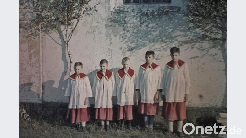 Wie die Orgelpfeifen standen die Ministranten 1936 vor der Bergkirche und warteten auf ihren Einsatz. Bild: rha