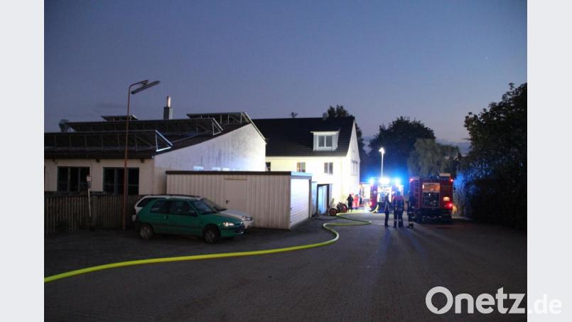 Der Hof im Vordergrund gehört bereits zum Feuerwehrhaus. Im Gebäude links ist der Brand ausgebrochen. Bild: upl