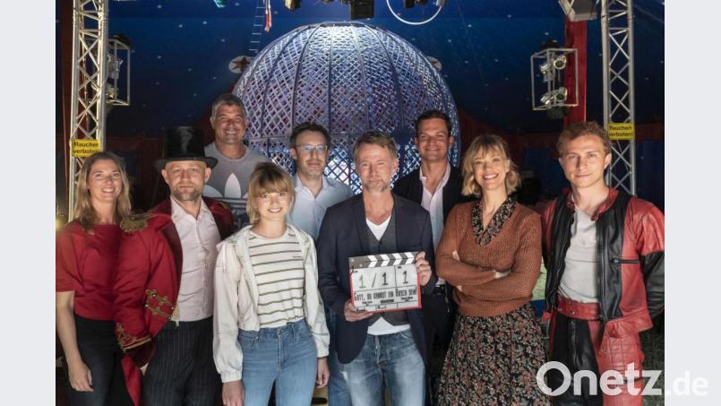 Bisher gibt es noch nicht viel Fotomaterial zum Film „Gott, du kannst ein Arsch sein“. Auf dem Drehstartfoto sind allerdings auch die Produzenten Viola-Franziska Bloess und Tommy Wosch (Erste und Dritter von links) zu sehen, die sich den Fragen von Oberpfalz-Medien gestellt haben. Im Film spielen auch Heike Makatsch (Zweite von rechts), Hauptdarstellerin Sinje Irslinger (Vierte von links) und Jürgen Vogel (Zweiter von links) mit. Letzter ist allerdings nicht zum Drehen in der Region. Bild: Ufa Fiction 2019/ Thomas Kost