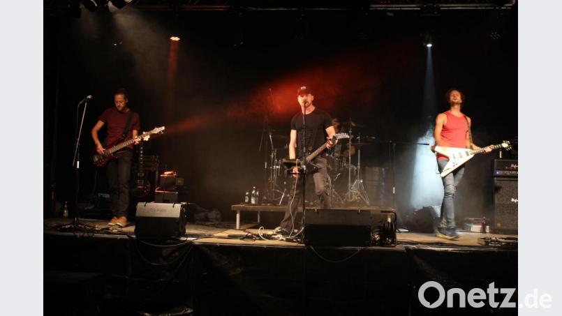 Hart in die Saiten griffen die Musiker um den Frontmann von „Sacarium", Gitarrist Tobias Regner.	Bild: bej Bild: bej