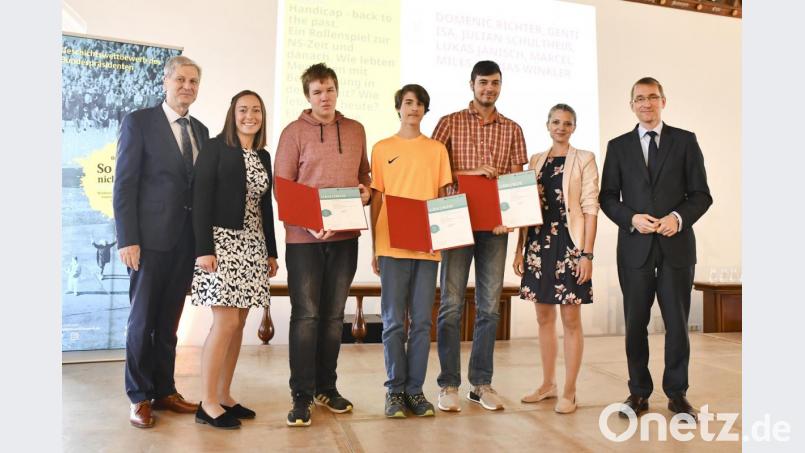 Eingerahmt von ihren Tutorinnen Johanna Rosner und Miriam Sperber, nehmen die Schüler Lukas Janisch, Tobias Winkler und Julian Schultheiß (von links) ihre Urkunden stolz entgegen. Bild: Körber-Stiftung/ Susanne Hesping