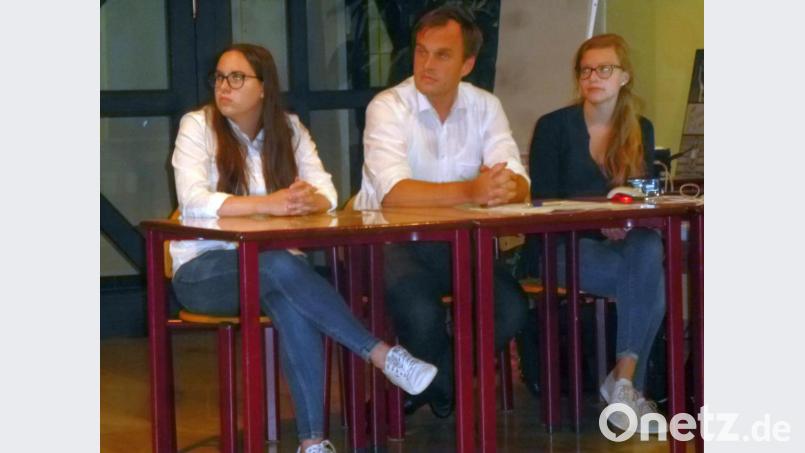 Michael Kraus (links) leitet künftig seitens des Amtes für ländliche Entwicklung die Verfahren für die Flurneuordnung und Dorferneuerung in Denglarn. Seine Stellvertreterin ist Stephanie Singer. Bild: mad