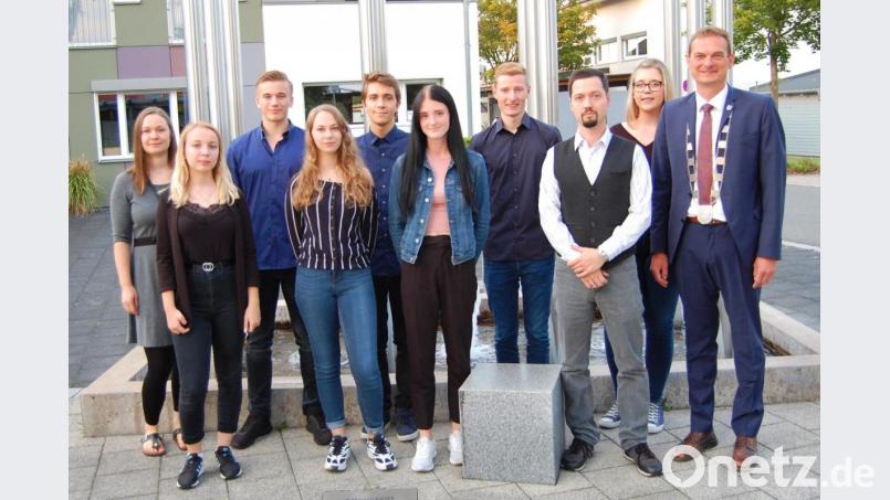 Bürgermeister Ernst Schicketanz (rechts) ehrt die „Aushängeschilder von Altenstadt/WN“ für ihren hervorragenden Schulabschluss. Alle haben eine eins vorm Komma. Bild: sm