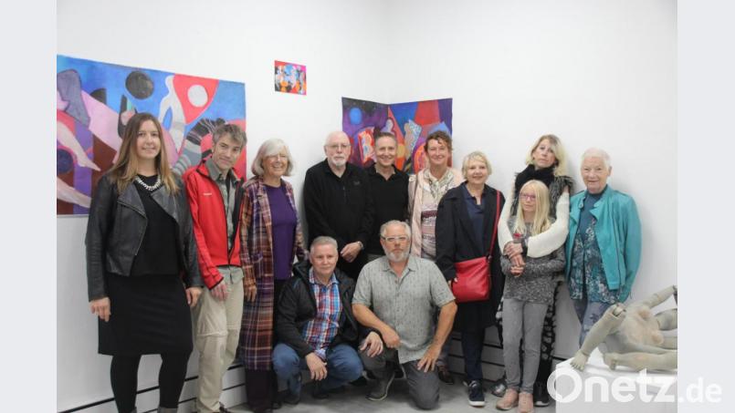 Fünfzehn Künstler auf einen Streich: Klaus Schramm (hintere Reihe, Vierter von links) und Clelia Meyer (ganz rechts) versammelten Werke von sich und ihren Lieben im Kulturstift in Amberg.
(Hintere Reihe, von links) Tina Lindner, Achim Meyer, Ursel Lindner, Markus Schramm, Doris Lange, Susanne Schramm, Anja Lindner mit Tochter Lilu, (kniend) Stephan Schramm und Daniel Lange wirkten bei dem künstlerischen Familientreffen mit. (Nicht auf dem Bild: Maximilian Lindner, Nina Lindner, Martina Schramm, Selina Schramm). Bild: kmo