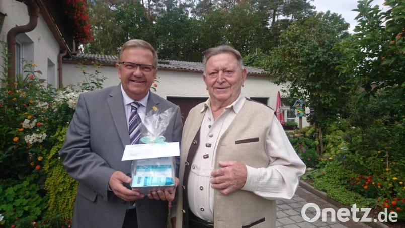 Bürgermeister Martin Preuß gratuliert im Namen der Stadt dem Jubilar Andreas Fleischmann (rechts). Bild: pkec