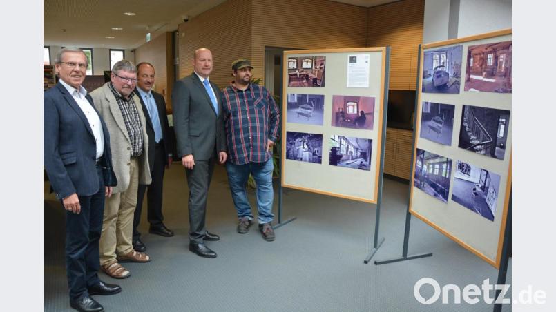 Sie freuten sich über die Eröffnung der Bilderausstellung mit dem Titel "Gegen das Vergessen" in der Mitterteicher Filiale der Volksbank Raiffeisenbank: (von rechts) Fotograf Jürgen Lauterbach, Geschäftsstellenleiter Dieter Ernstberger, Regionalmarktleiter Manfred Steckermeier, Michael Hahn vom Sozialdienst der KJF-Werkstätten und Werkstätten-Leiter Karl G. Kick. Bild: jr