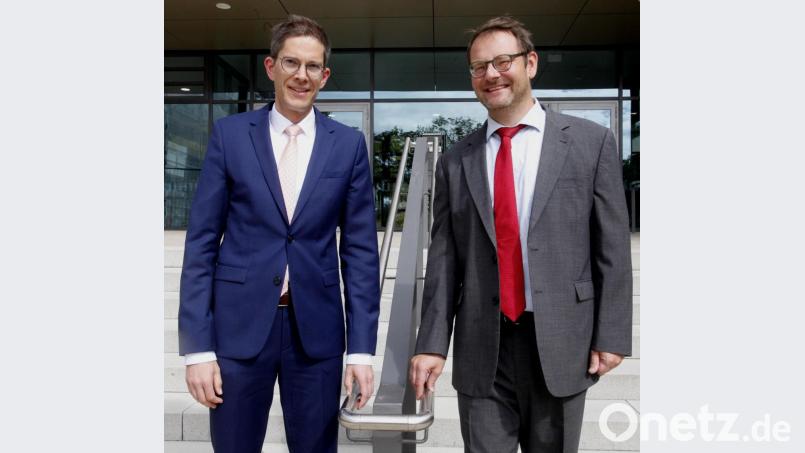 Die neue Doppelspitze der FOSBOS: Dr. Michael Völkl (rechts) ist neuer Schulleiter, Dr. Christian Huber (links) sein Stellvertreter. Bild: Hirsch