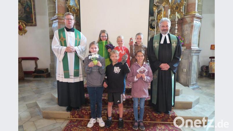 Beim ökumenischen Schulanfangsgottesdienst, den die beiden Pfarrer Thomas Kraus und Dirk Grafe (von links) zelebrierten, drückten sechs Grundschüler mit Symbolen ihre Wünsche für das neue Schuljahr aus. Bild: jzk