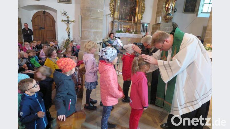 Die beiden Pfarrer Thomas Kraus und Dirk Grafe (von rechts) segneten die Erstklässler. Bild: jzk