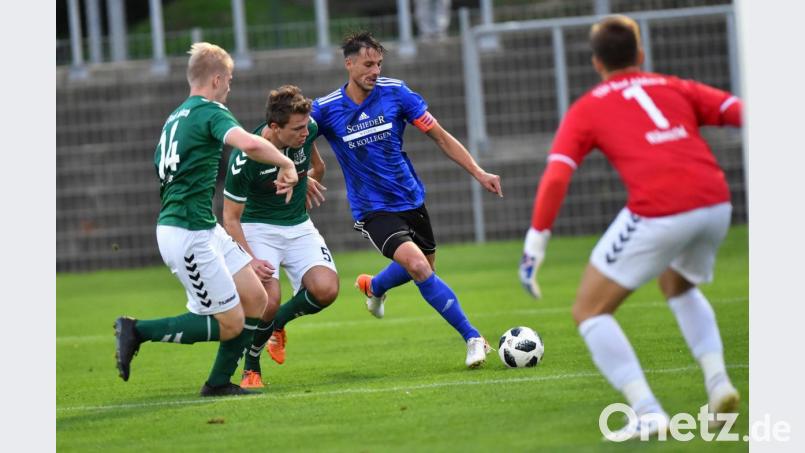Benjamin Werner (blaues Trikot) eröffnete in Halbzeit eins den Torreigen für die SpVgg SV Weiden. Mit dem 3:0-Heimsieg über den TSV Bad Abbach übernahmen die Schwarz-Blauen zumindest für einige Stunden wieder die Tabellenführung in der Landesliga Mitte. Bild: A. Schwarzmeier