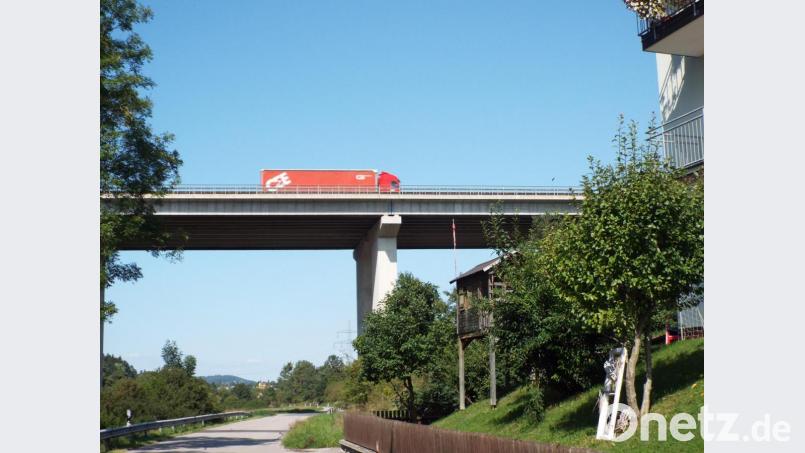 Ein von der Gemeinde beauftragtes Ingenieurbüro stellte fest, dass der Verkehrslärm von der Theuerner Autobahnbrücke zwar hoch ist, aber unter dem Grenzwert liegt. Bild: e