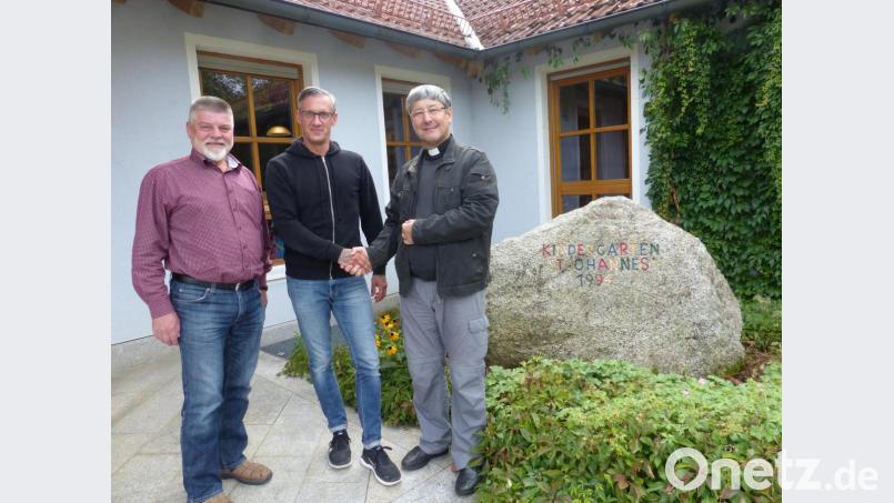 Pfarrer Adam Nieciecki begrüßt offziell den neuen Kindergartenleiter Patrick Schu mit Kirchenpfleger Hubert Zitzmann (von rechts) vor der Einrichtung. Bild: sl