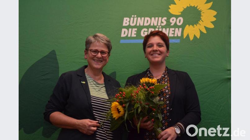 MdL Anna Toman (rechts) kandidiert für die Grünen für das Amt des Landrats. Kreisvorsitzende Heidrun Schelzke-Deubzer freut sich über ein einstimmiges Votum der Kreisversammlung. Die Nominierung findet im November statt. Bild: Benkhardt