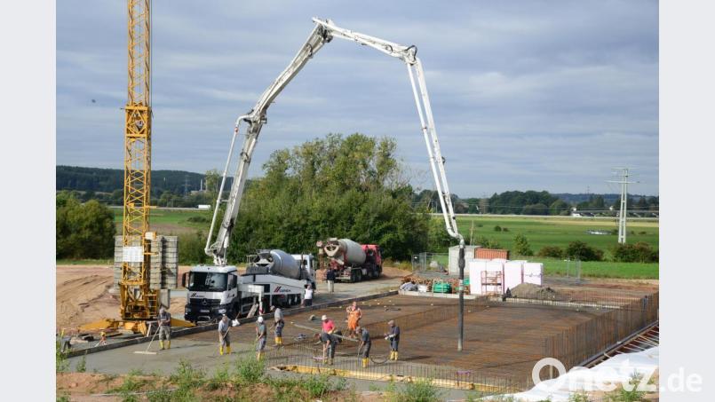 Am Donnerstagmorgen wurde mit dem Betonieren der Bodenplatte für das Sportheim begonnen. Bild: bey