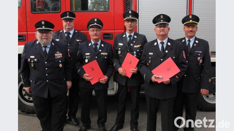 Langjährige Schiedsrichter wurden mit der Ehrennadel in Silber der Jugendfeuerwehr Bayerns ausgezeichnet. Im Bild: (von links) Fachbereichsleiter Dieter Höfer, Kreisjugendwart Wolfgang Bauer, die Schiedsrichter Albert Fröhlich, Alois Schindler und Günther Fachtan, sowie Kreisbrandinspektor Lorenz Müller. Bild: kro
