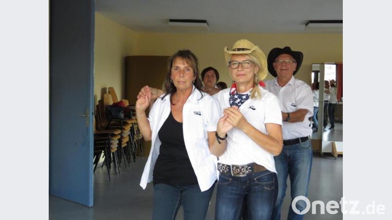 Gibt es z uwenig mönnliche Partner ist das beim Linedance in der Gruppe überhaupt kein Problem. Jeder tanz tmit jedem. Bild: ubb