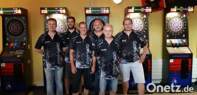Die Meistermacher um Teamkapitän Hans-Jürgen Bauer waren Hans Dobmeier, Werner Fischer, Chriss Glonner, Michael Kleber und Thomas Zipperer (von rechts). Bild: gz