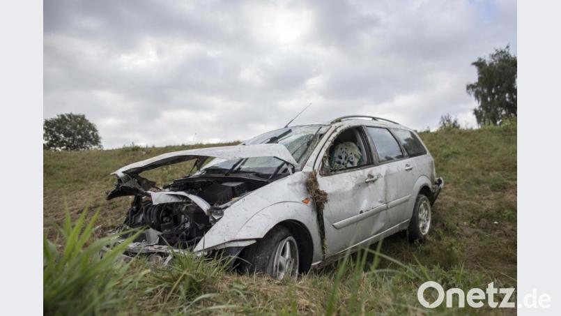 Unfall am Freitagmorgen (13.9.) auf der Umgehungsstraße Bärnau, Richtung Plößberg. Bild: dtr