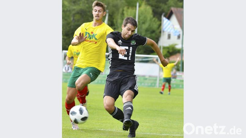 Christian Schrödl (rechts) steht nach einer krankheitsbedingten Pause wieder zur Verfügung. Der Neuzugang ist mit fünf Treffern bester Torschütze der DJK Ammerthal. Bild: Hubert Ziegler