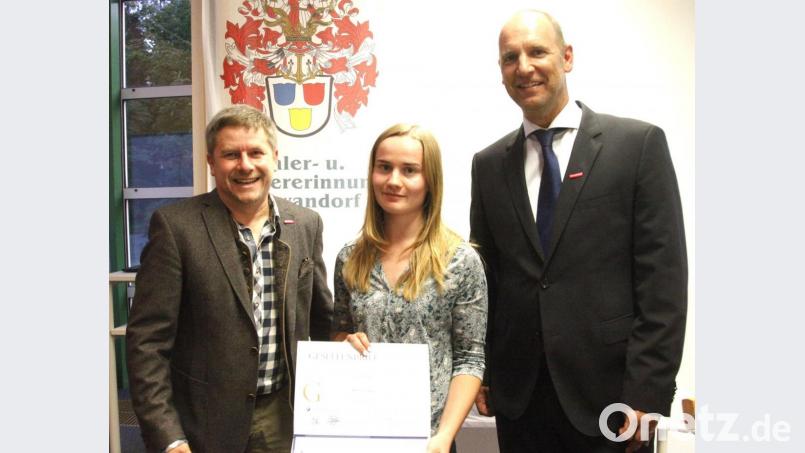 Die Obermeister der Malerinnungen Schwandorf und Amberg-Sulzbach, Tobias Schober (rechts) und Markus Schmidt (links), überreichten der Prüfungsbesten Simone Eichinger (Mitte) das Abschlusszeugnis. Bild: Hirsch